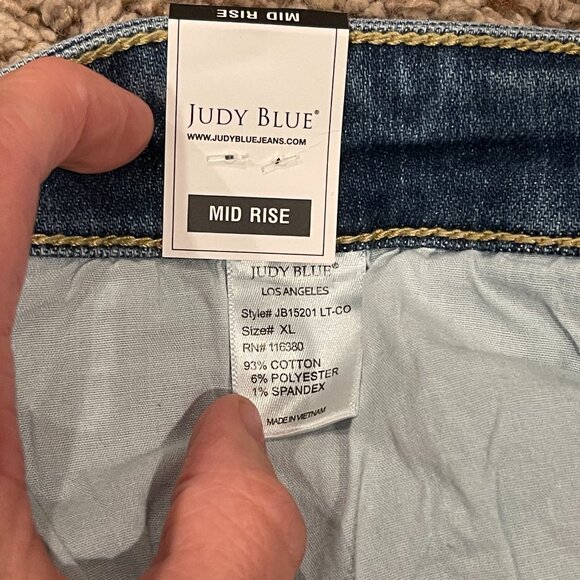 Judy Blue Women's Mid Rise Distressed Denim Shorts, Size XL, NWT - Picture 4 of 5